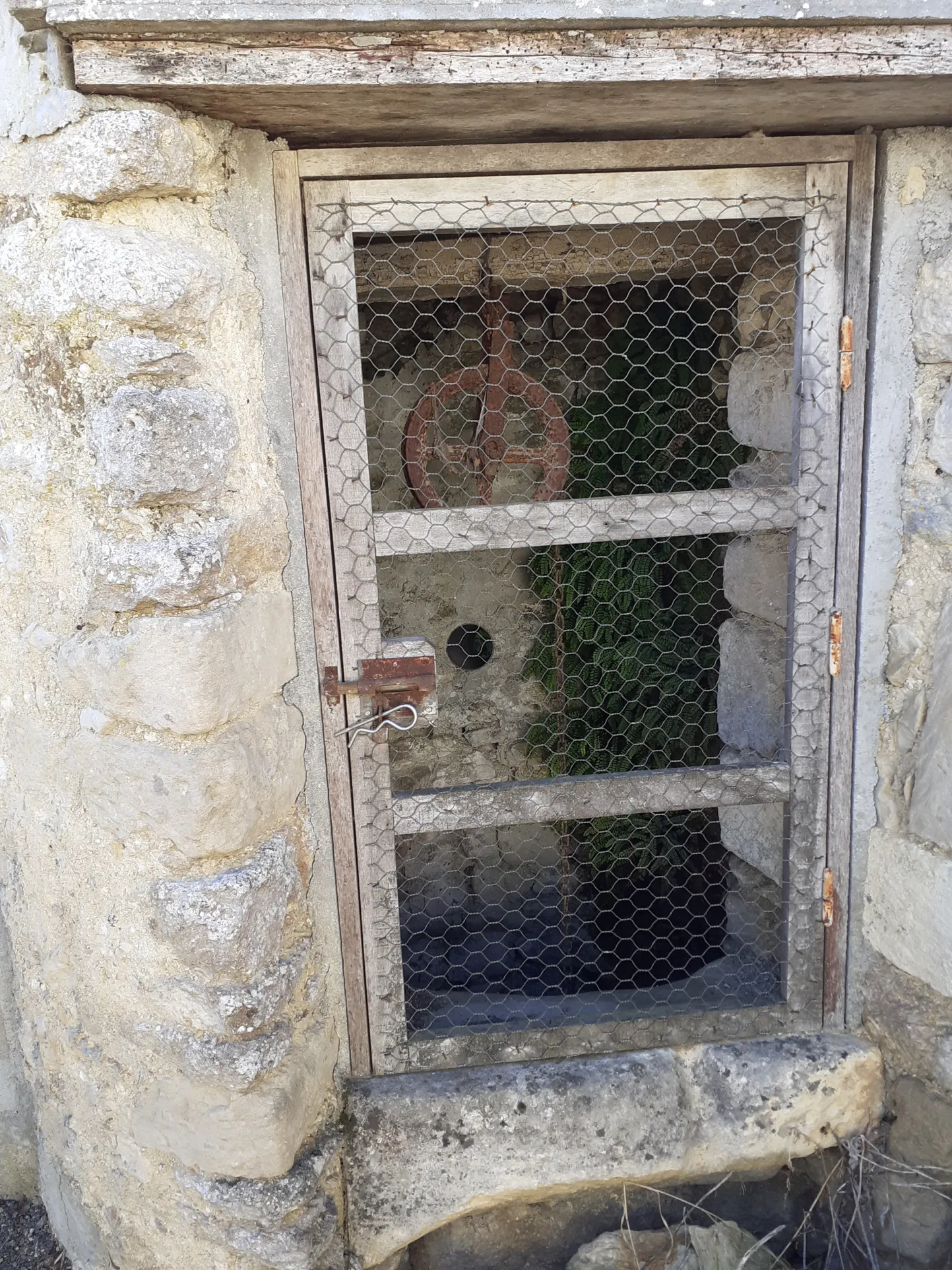 À vendre : Maison ancienne à rénover à Loulay 