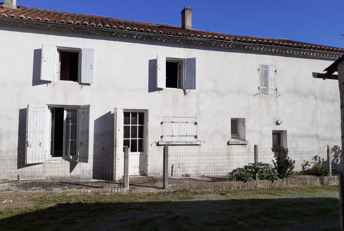 À vendre : Maison ancienne à rénover à Loulay 