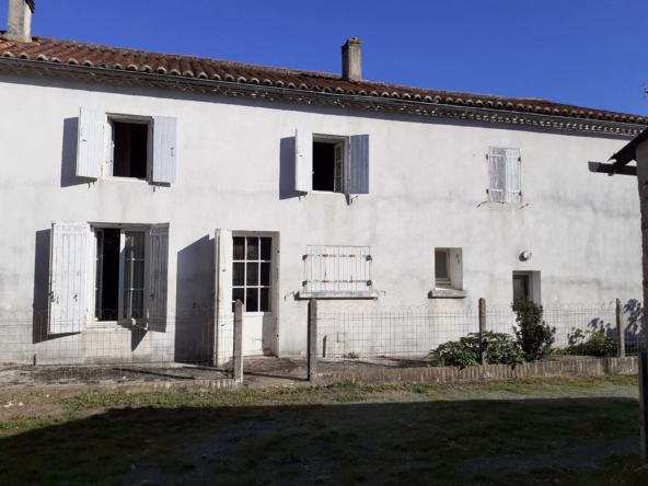 À vendre : Maison ancienne à rénover à Loulay