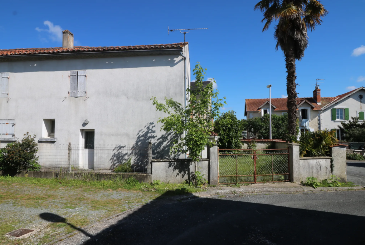 À vendre : Maison ancienne à rénover à Loulay 