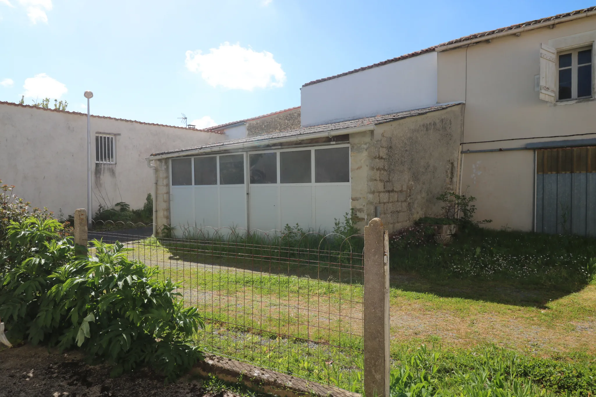 À vendre : Maison ancienne à rénover à Loulay 