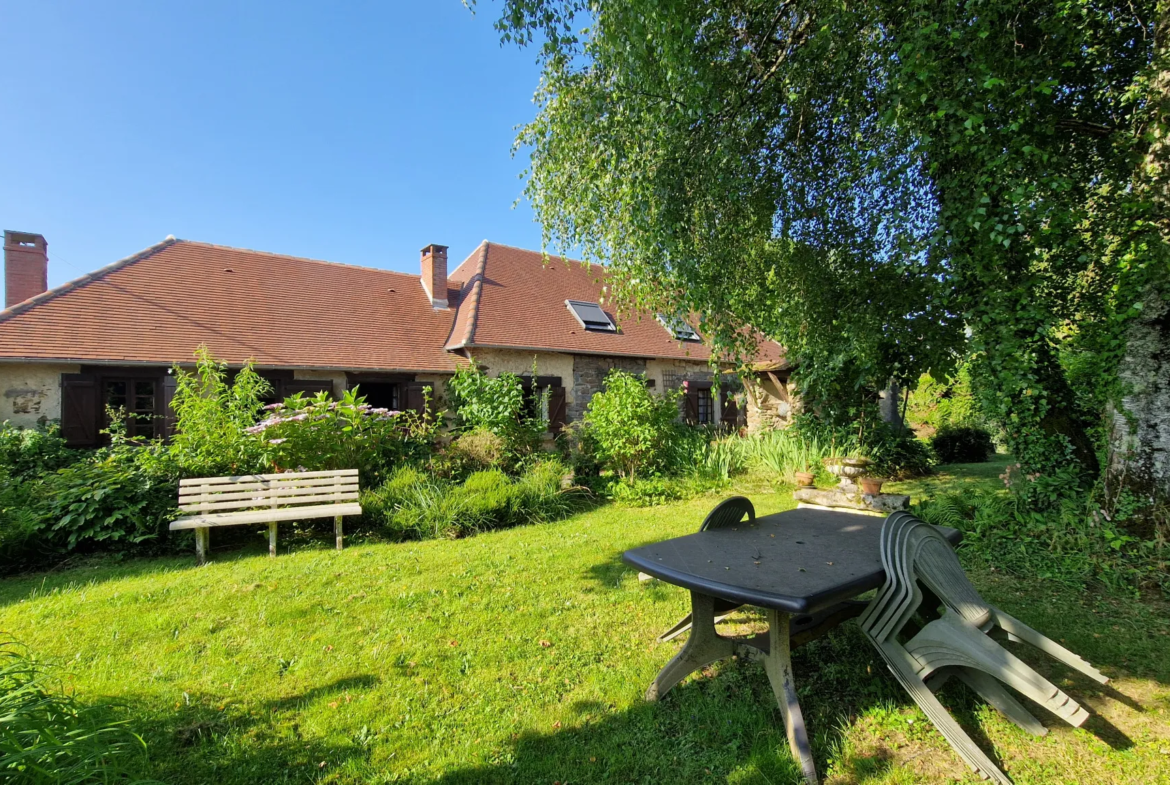 Longère à vendre à Arnac Pompadour - Parc de 3000 m² et 5 chambres 