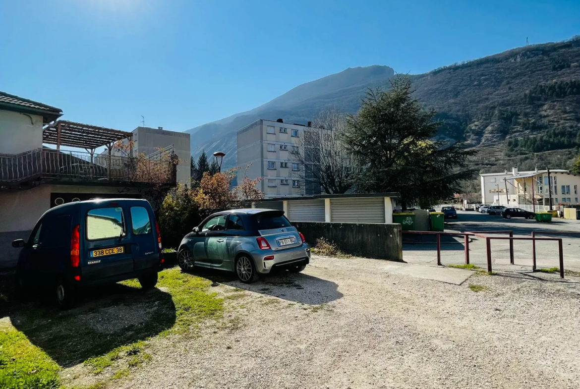 Vif : Maison de village à rénover avec garage et parking 