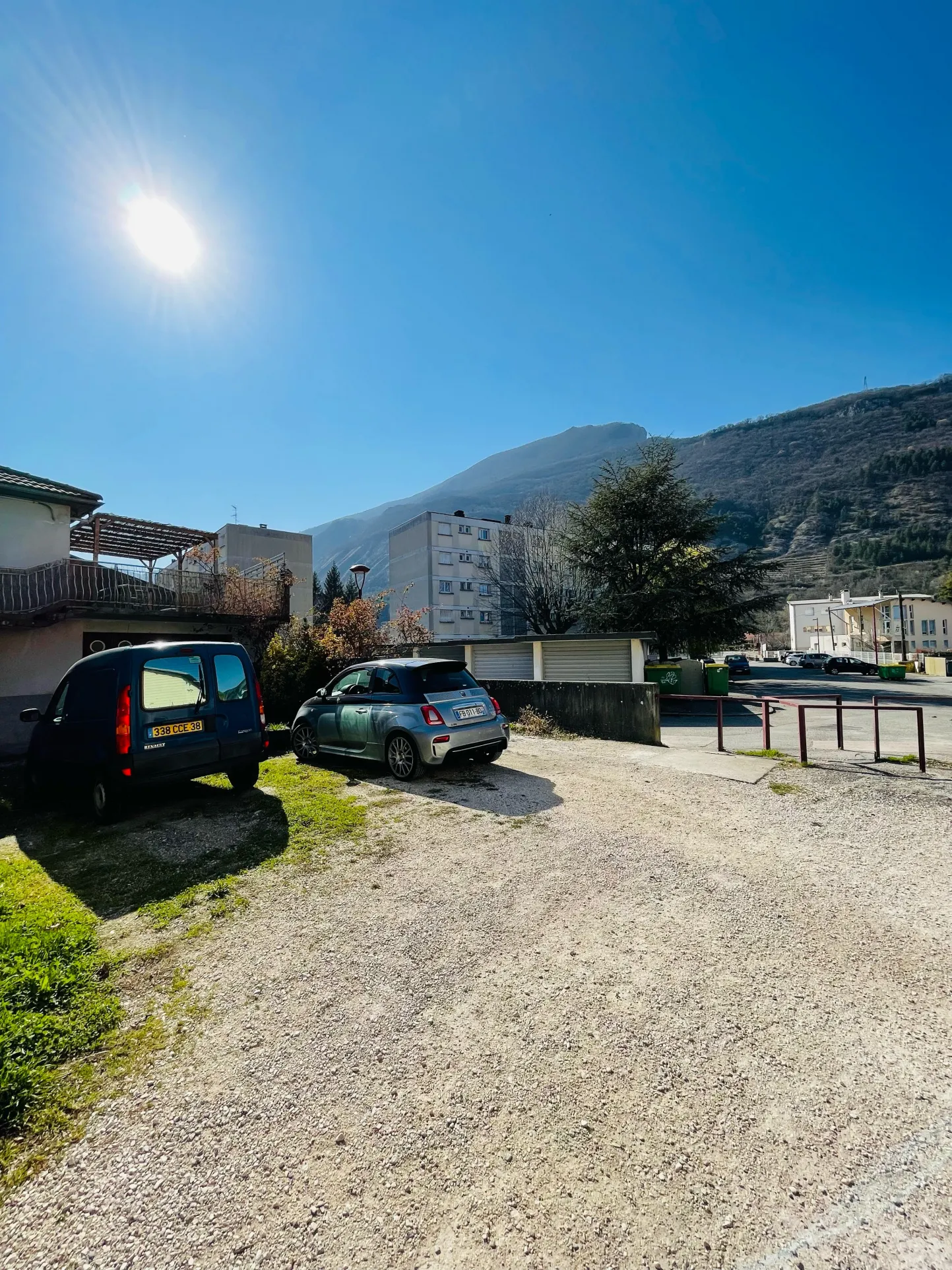 Vif : Maison de village à rénover avec garage et parking 