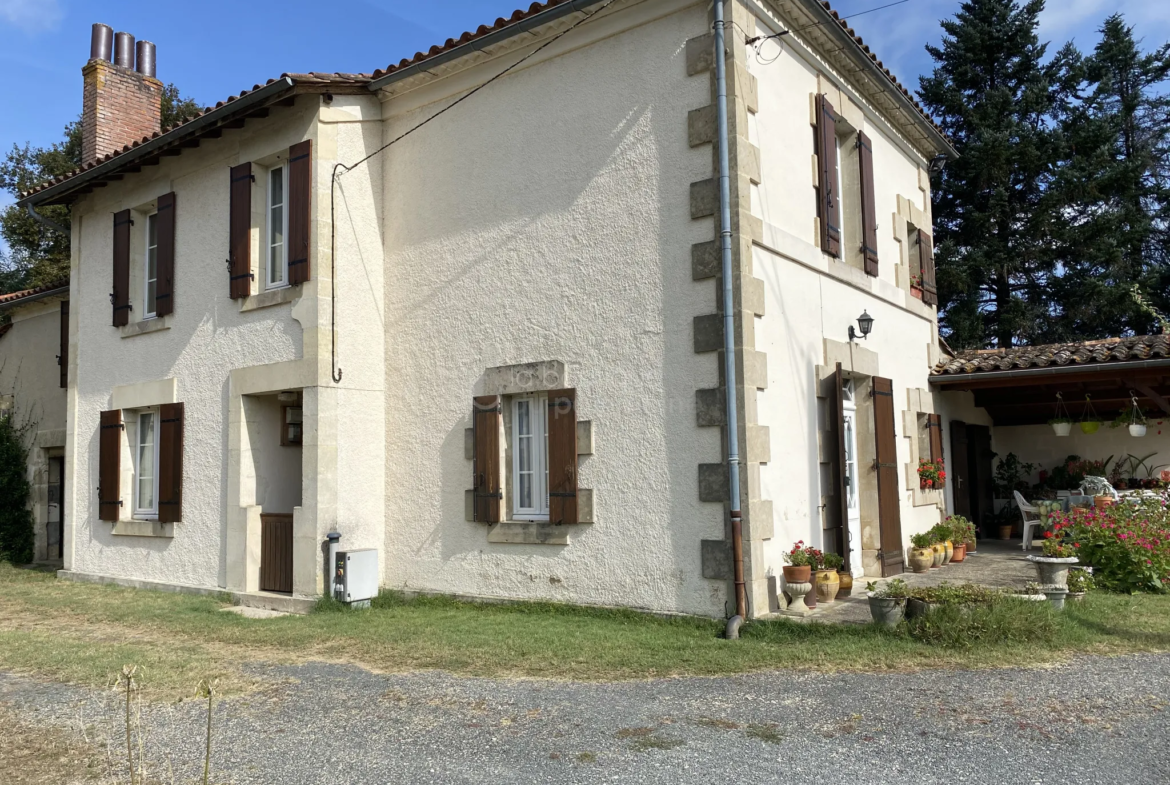 Maison en Pierre à Cudos avec 4 Chambres et Dépendances 