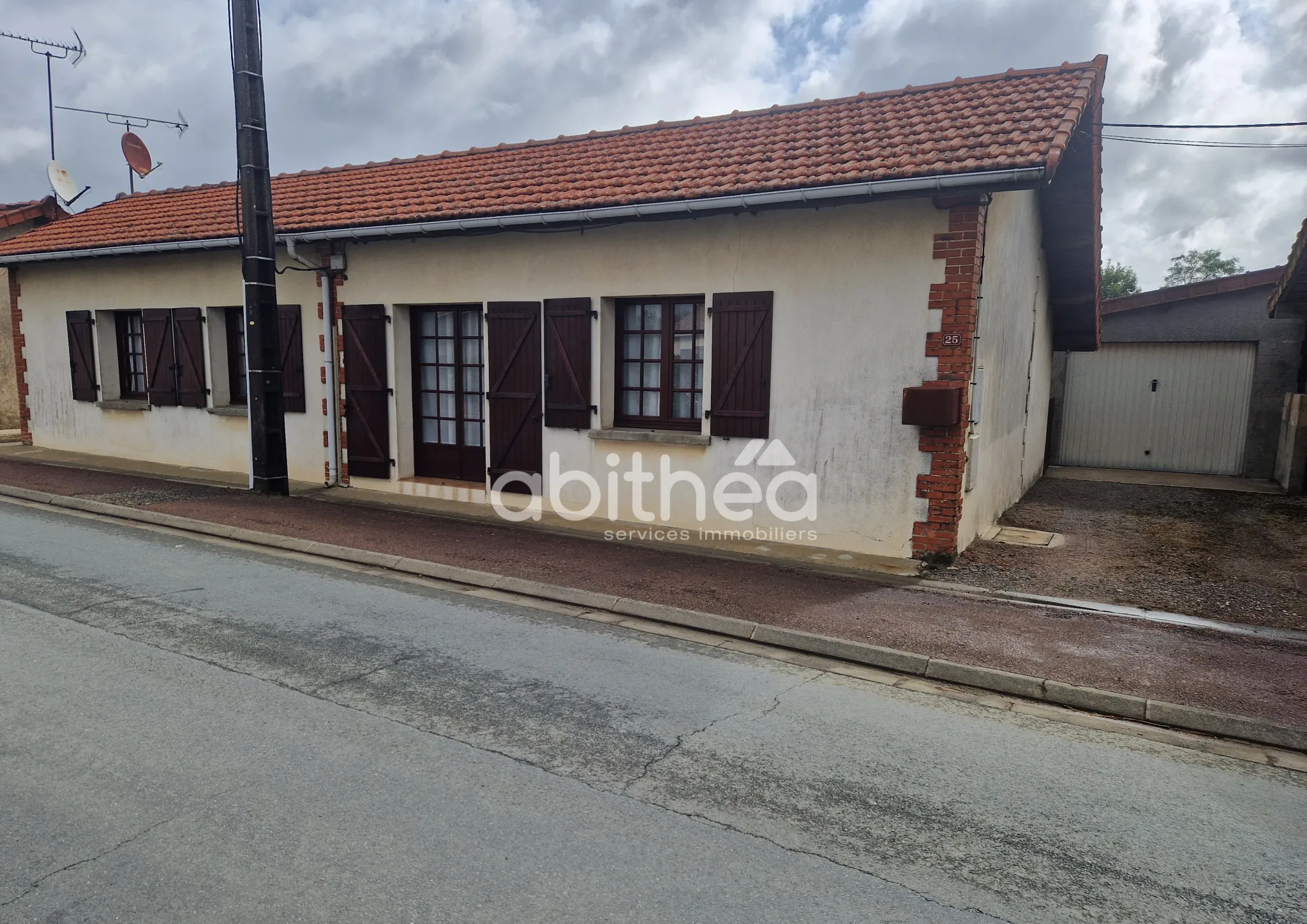 Maison de plain-pied à Roumazières-Loubert à vendre 