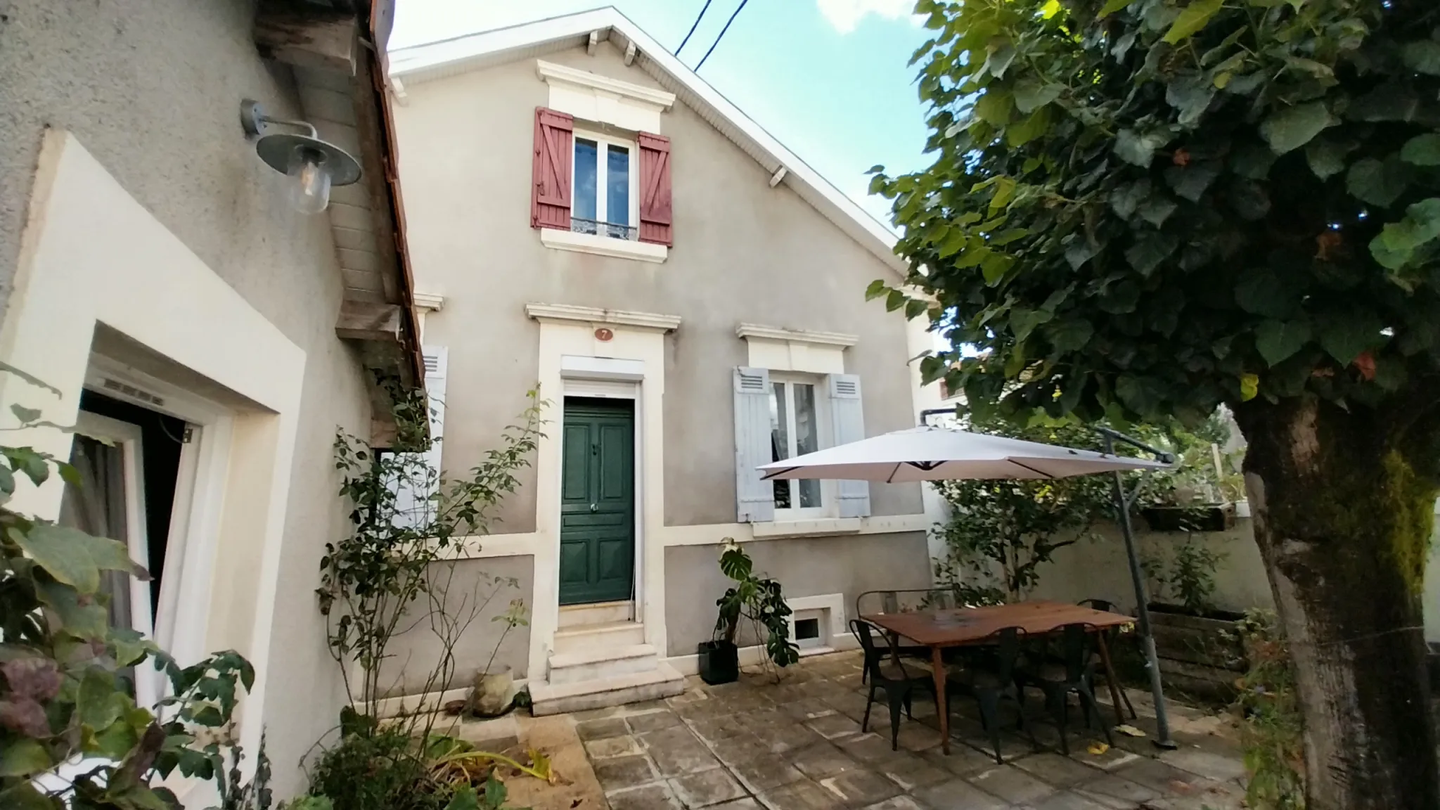 Maison rénovée à vendre à Périgueux avec 2 chambres et terrasse 