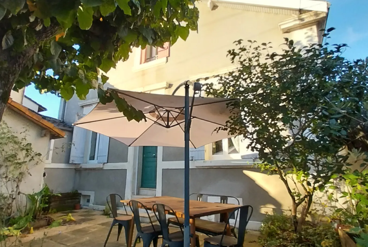 Maison rénovée à vendre à Périgueux avec 2 chambres et terrasse 