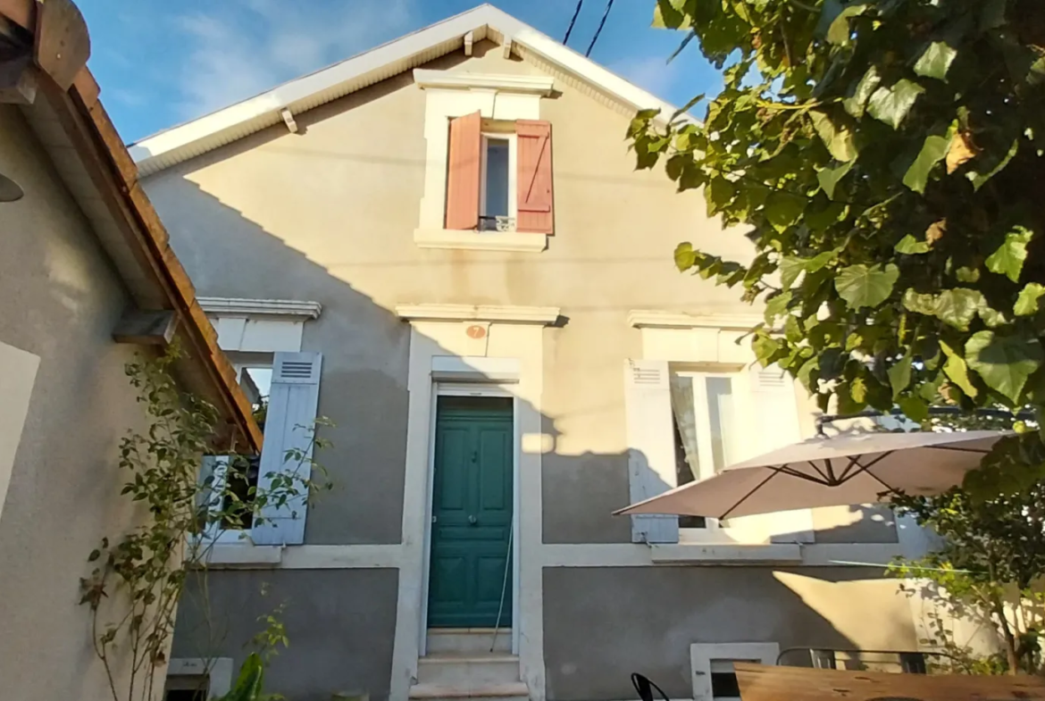 Maison rénovée à vendre à Périgueux avec 2 chambres et terrasse 