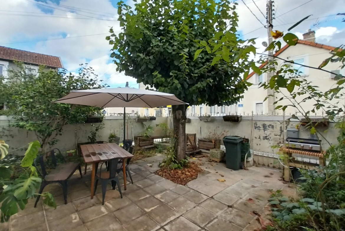 Maison rénovée à vendre à Périgueux avec 2 chambres et terrasse 