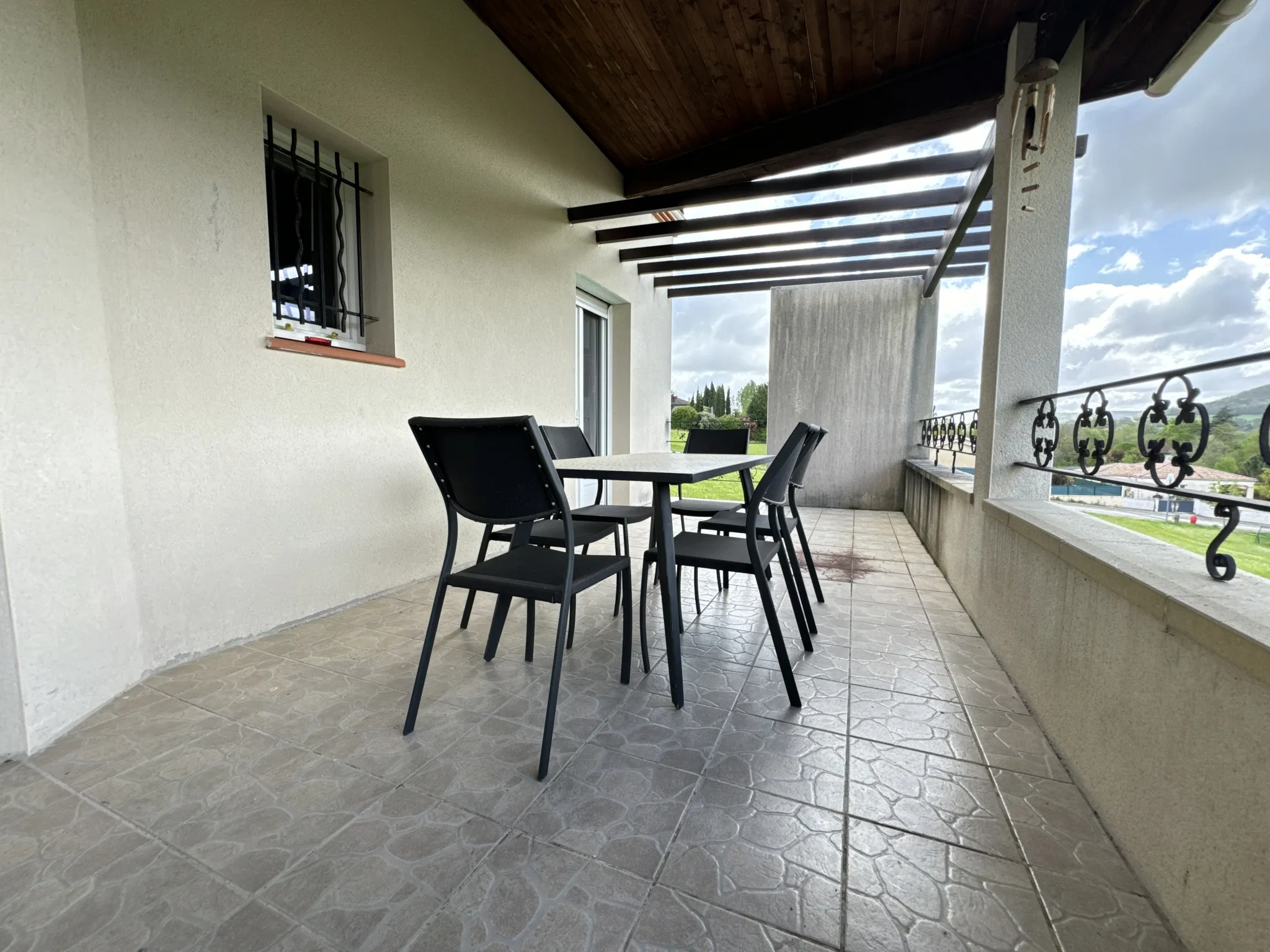 Maison contemporaine avec vue et double garage à Penne d'Agenais 