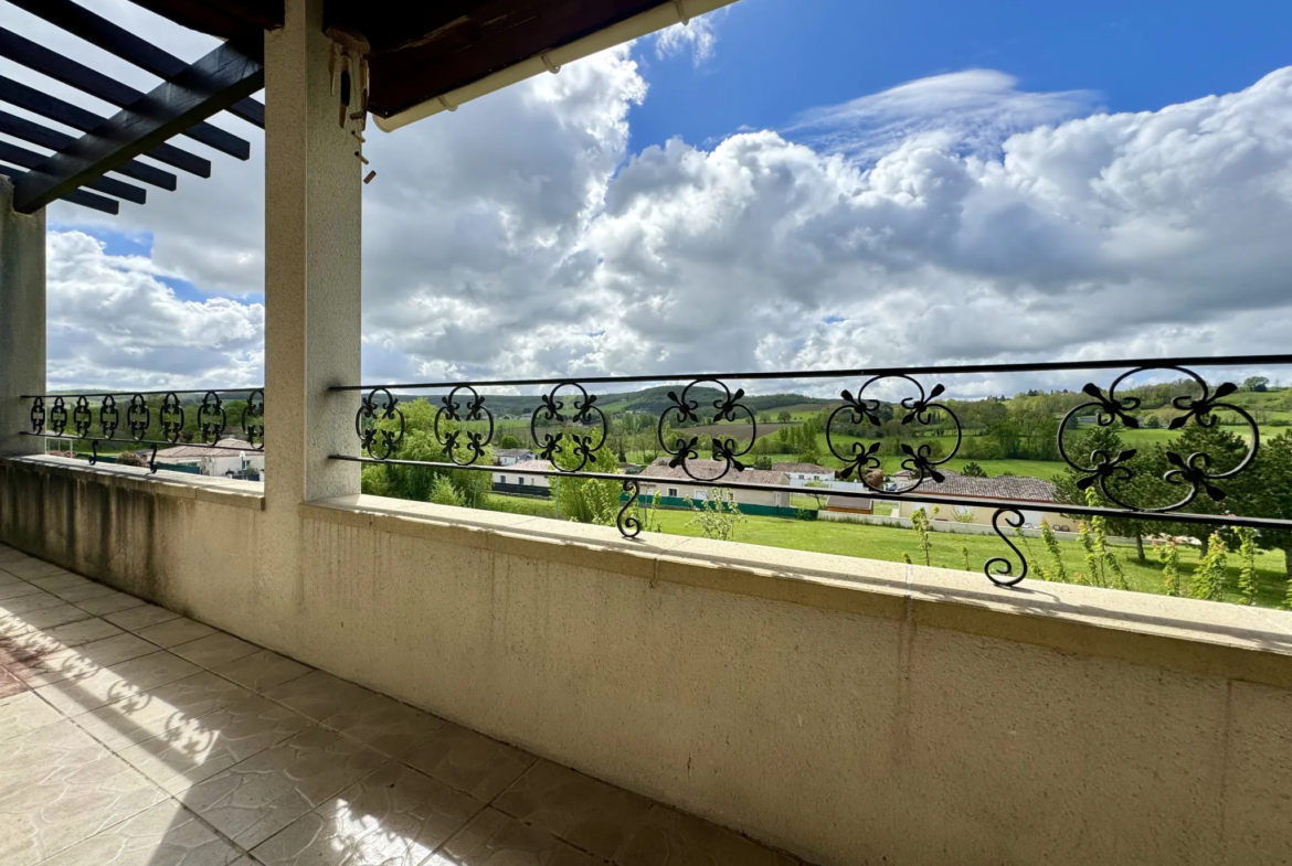 Maison contemporaine avec vue et double garage à Penne d'Agenais 