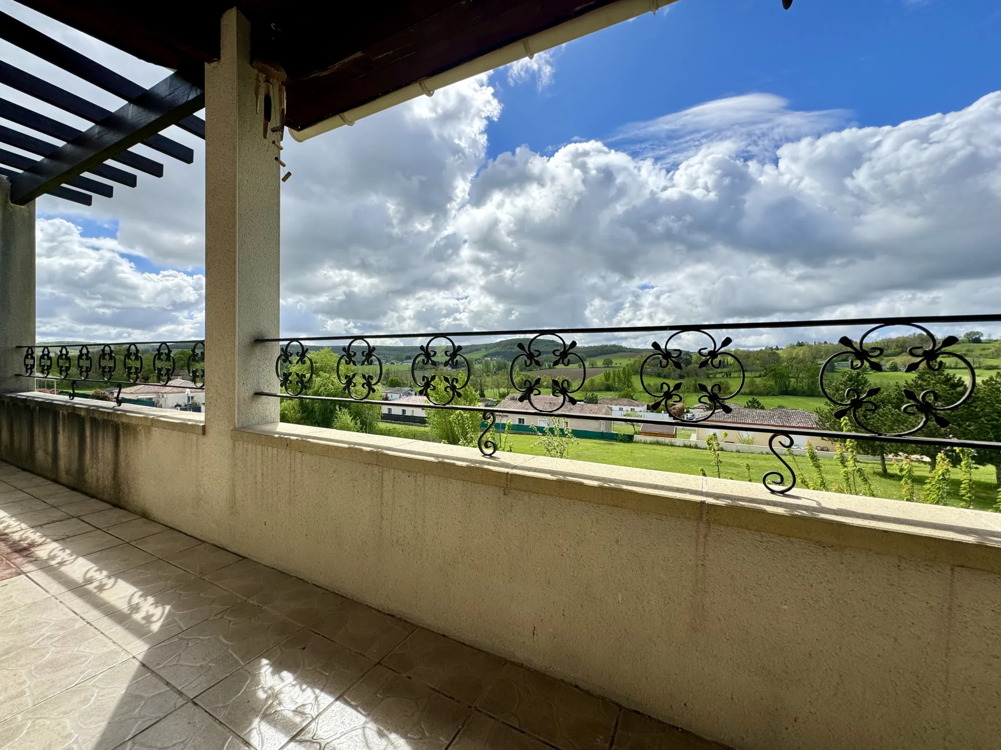 Maison contemporaine avec vue et double garage à Penne d'Agenais 