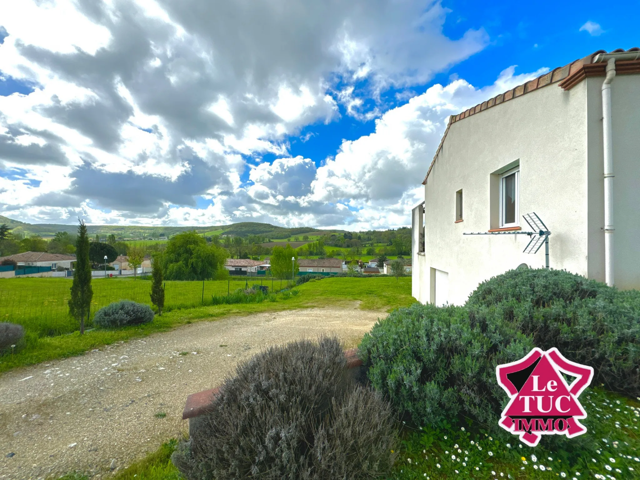 Maison contemporaine avec vue et double garage à Penne d'Agenais 