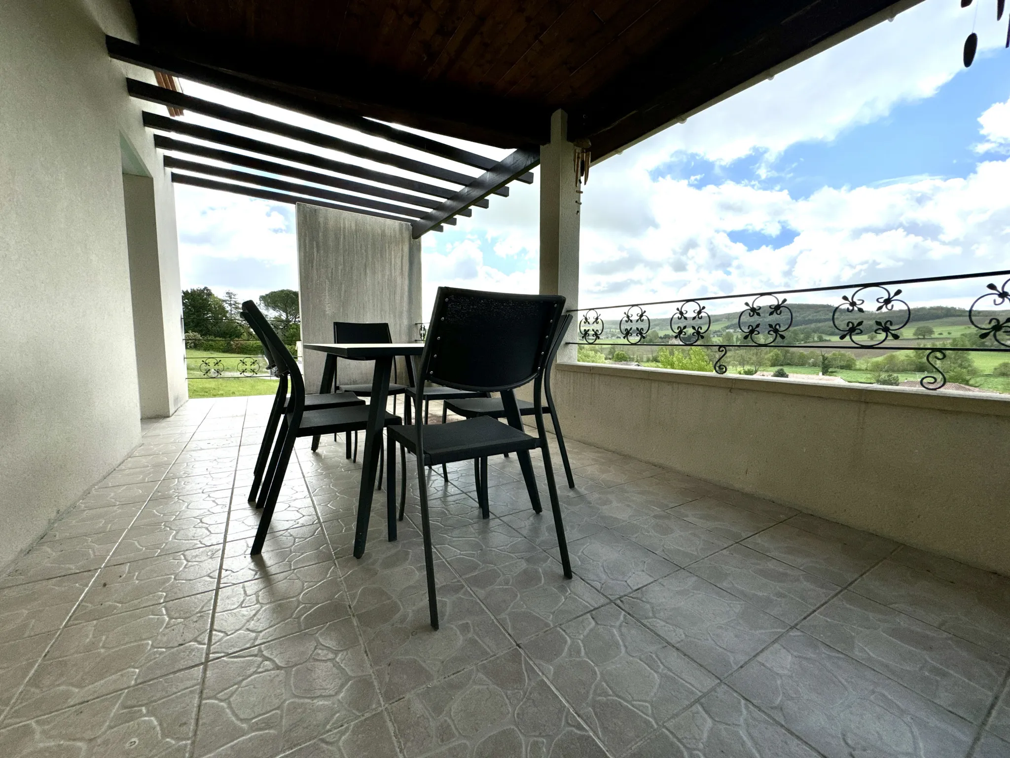 Maison contemporaine avec vue et double garage à Penne d'Agenais 