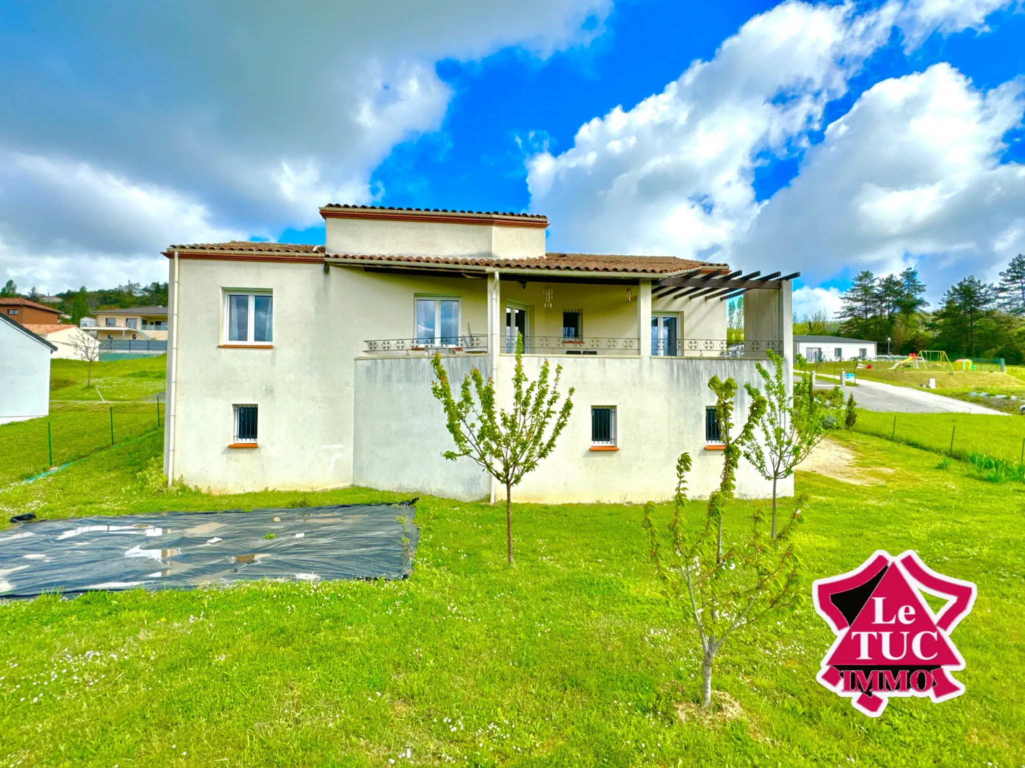 Maison contemporaine avec vue et double garage à Penne d'Agenais 