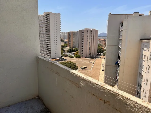 Toulon, Appartement T3 en Dernier Étage avec Balcon et Aperçu Mer 