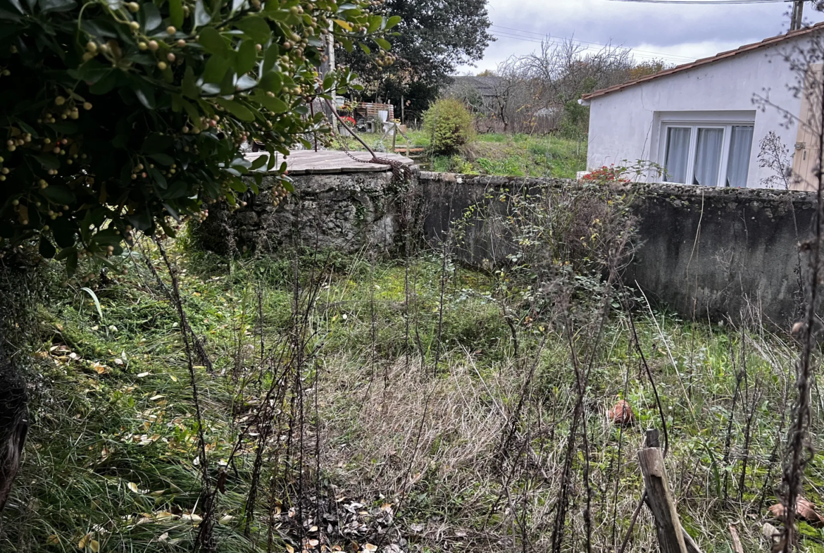 Maison de village à rénover avec dépendances à Ste Croix du Mont 