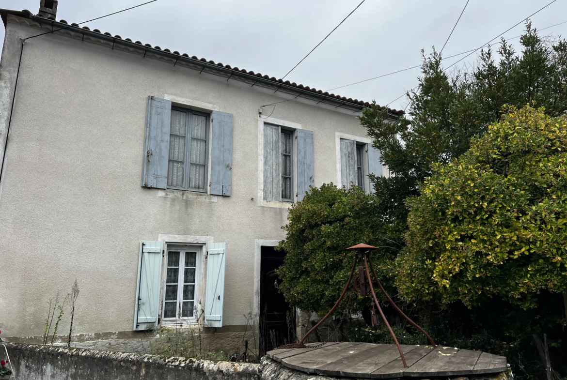 Maison de village à rénover avec dépendances à Ste Croix du Mont 