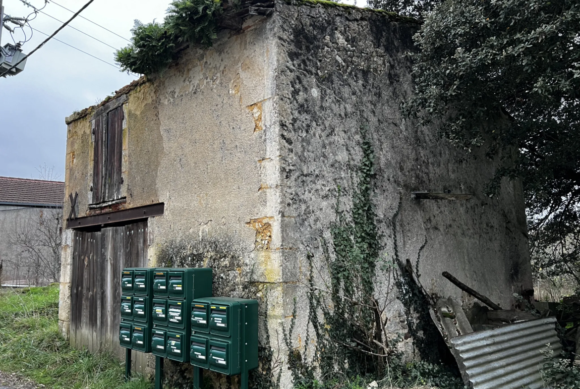 Maison de village à rénover avec dépendances à Ste Croix du Mont 