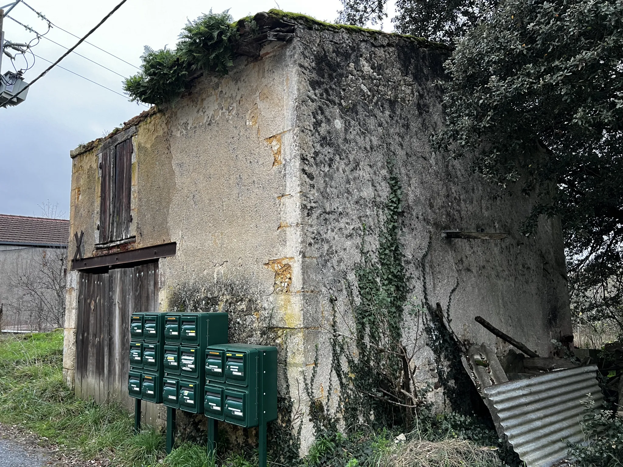 Maison de village à rénover avec dépendances à Ste Croix du Mont 