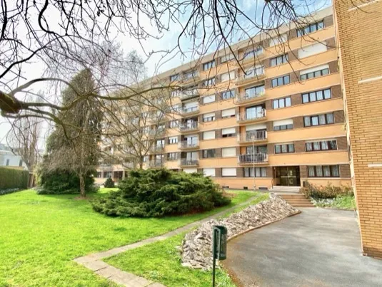 Appartement rénové à vendre à Maubeuge avec garage et stationnement