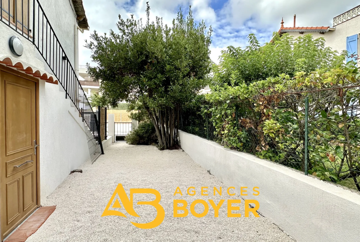 T2 en rez-de-jardin à Bandol avec parking privé 