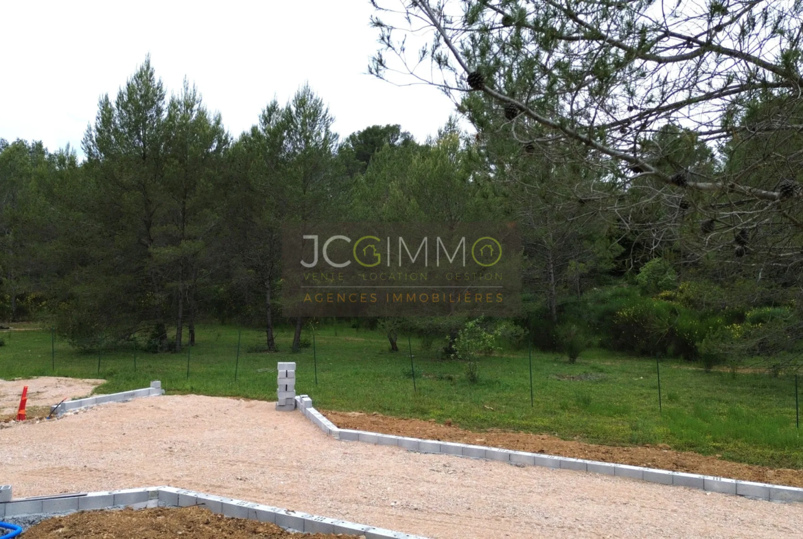 Terrain constructible de 1243 m² à Méounes Les Montrieux 