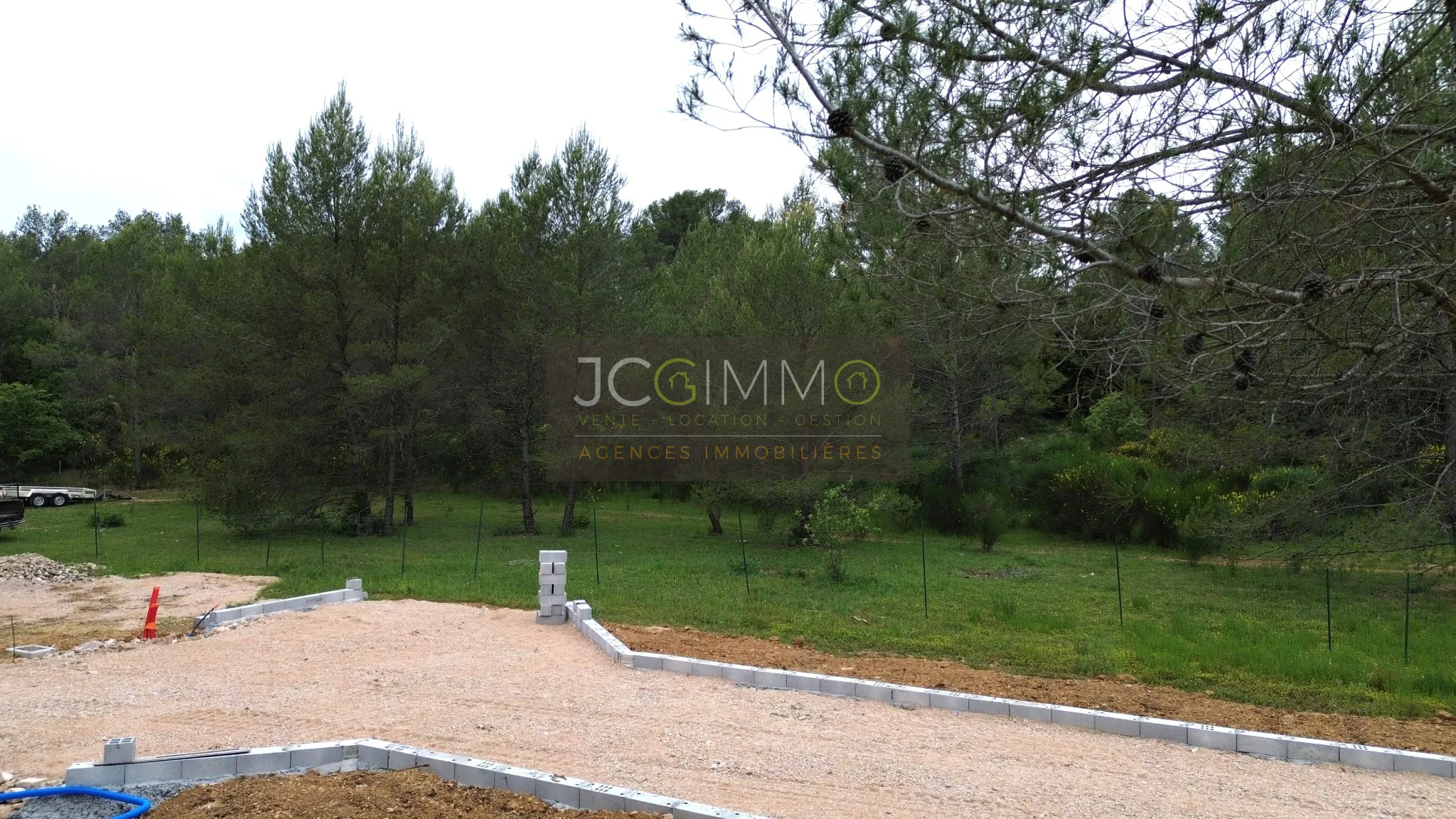 Terrain constructible de 1243 m² à Méounes Les Montrieux 