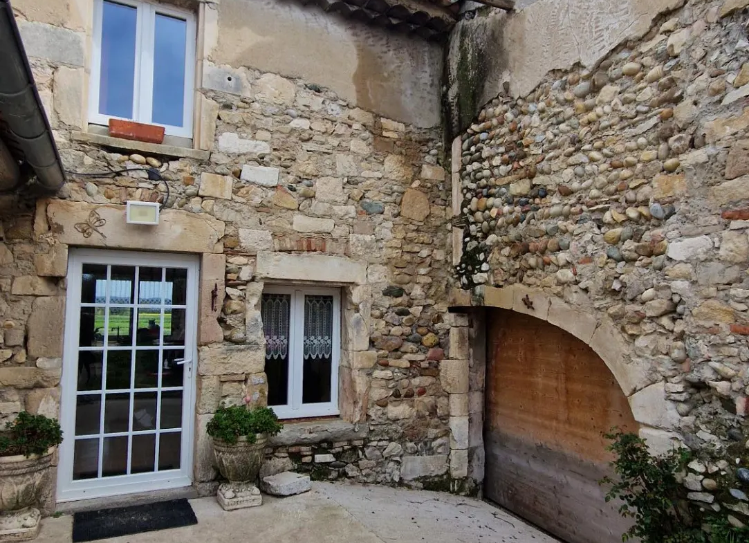 Maison en pierres à vendre à Pierrelatte avec piscine et dépendances 