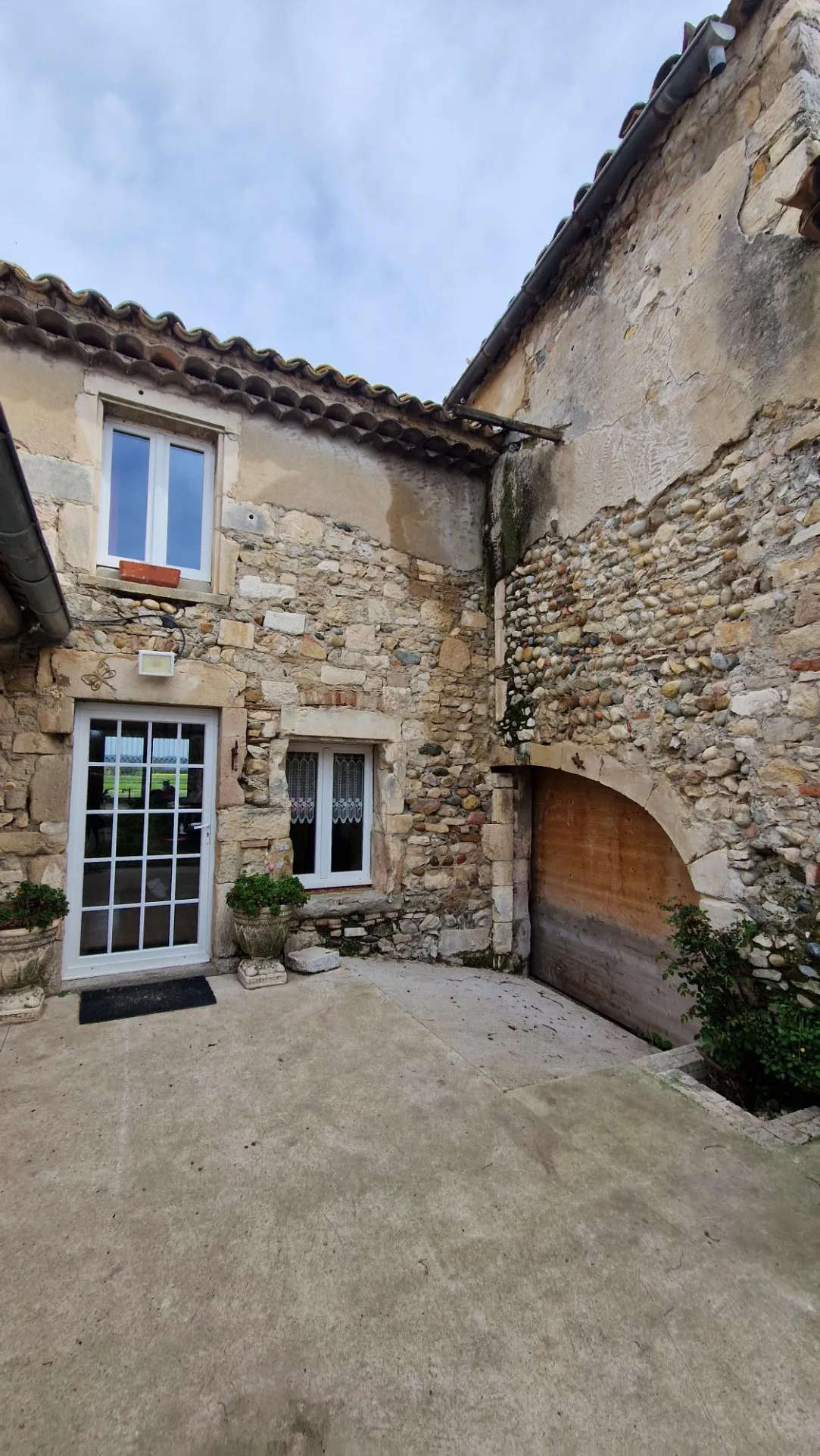 Maison en pierres à vendre à Pierrelatte avec piscine et dépendances 