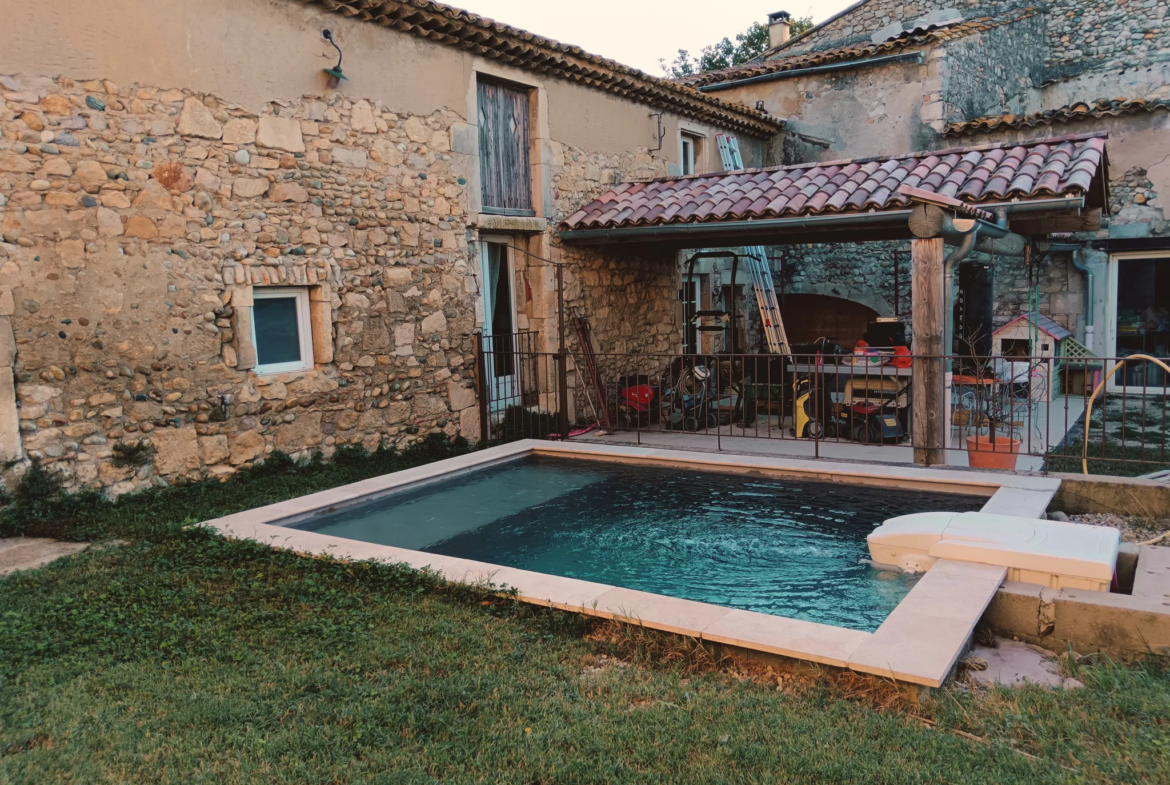 Maison en pierres à vendre à Pierrelatte avec piscine et dépendances 