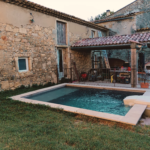 Maison en pierres à vendre à Pierrelatte avec piscine et dépendances