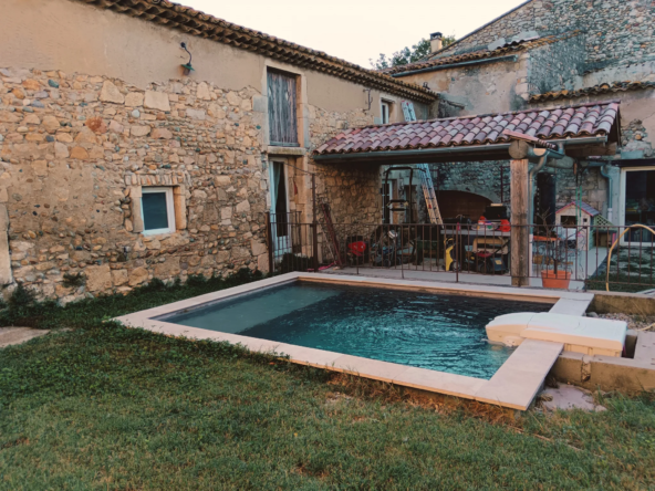 Maison en pierres à vendre à Pierrelatte avec piscine et dépendances