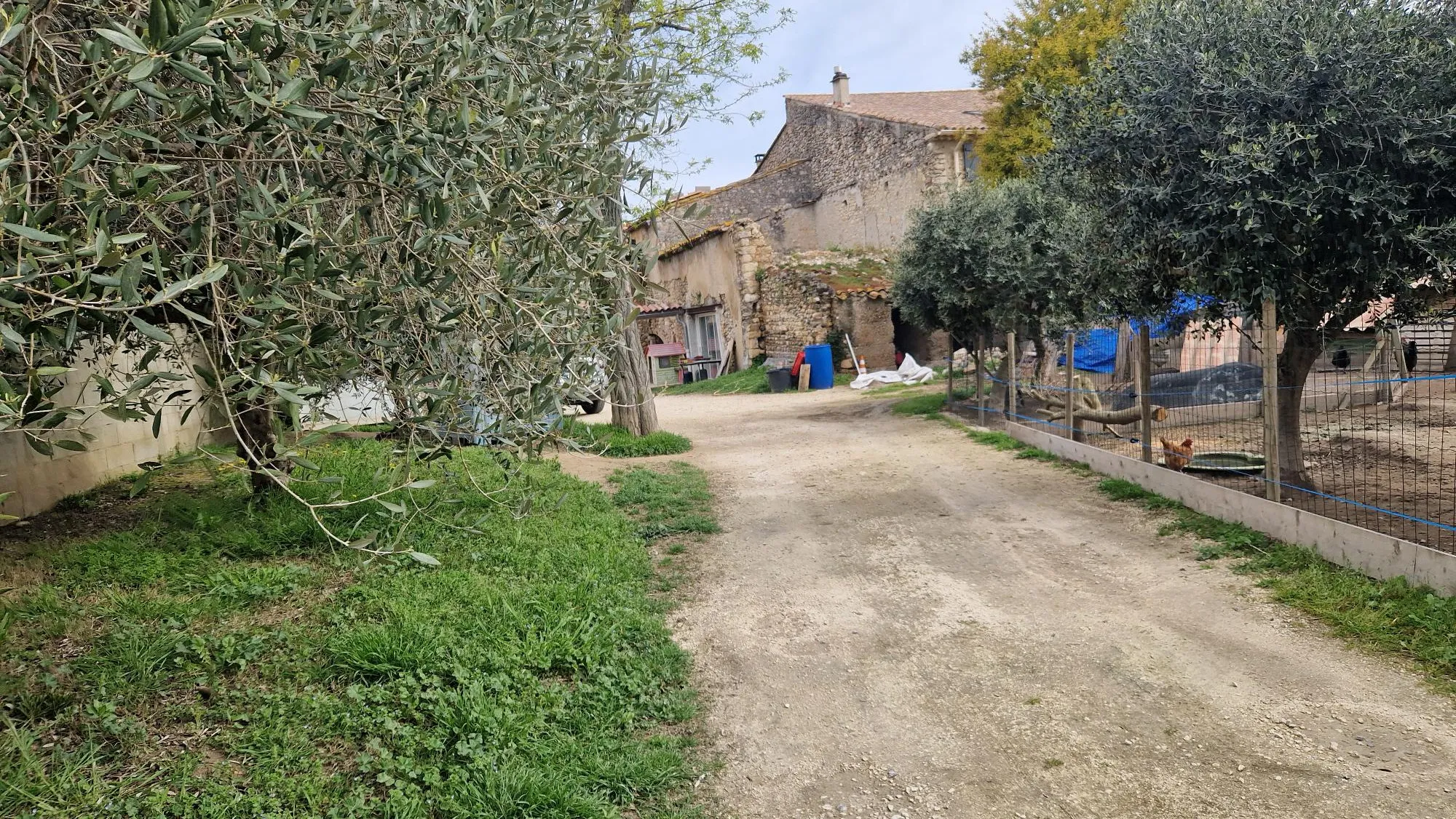 Maison en pierres à vendre à Pierrelatte avec piscine et dépendances 