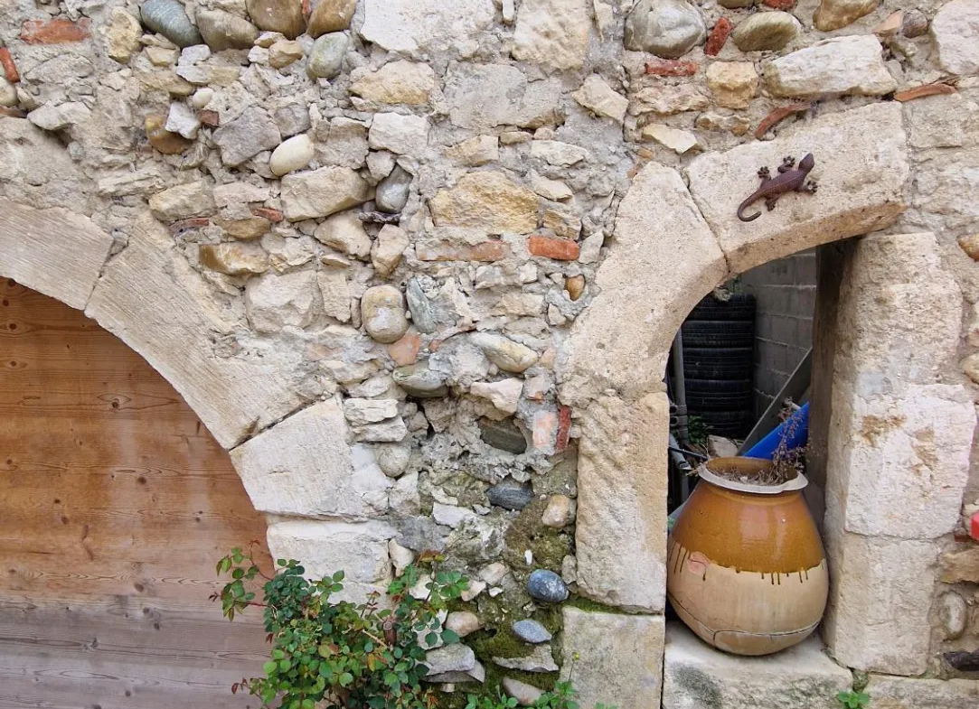 Maison en pierres à vendre à Pierrelatte avec piscine et dépendances 