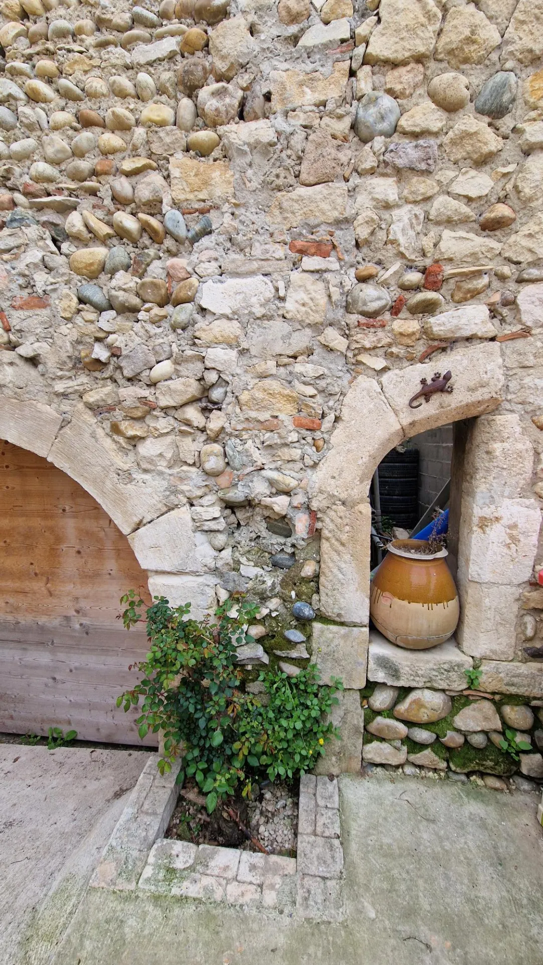 Maison en pierres à vendre à Pierrelatte avec piscine et dépendances 