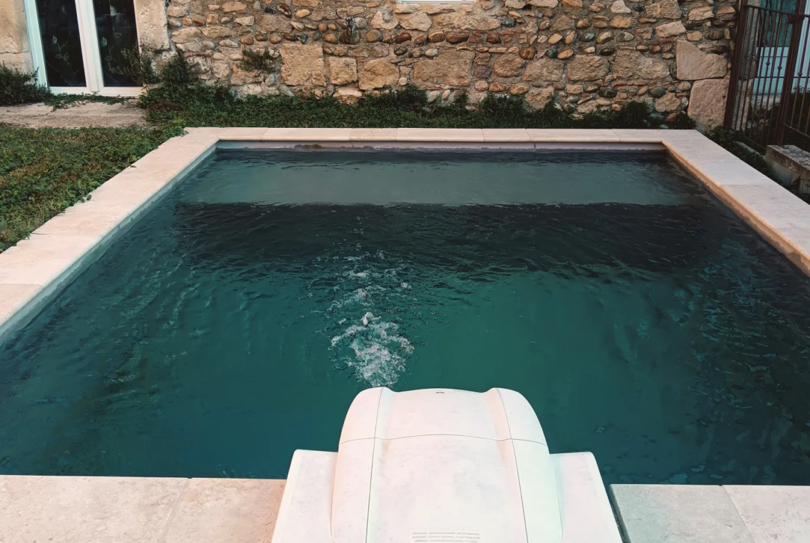 Maison en pierres à vendre à Pierrelatte avec piscine et dépendances 