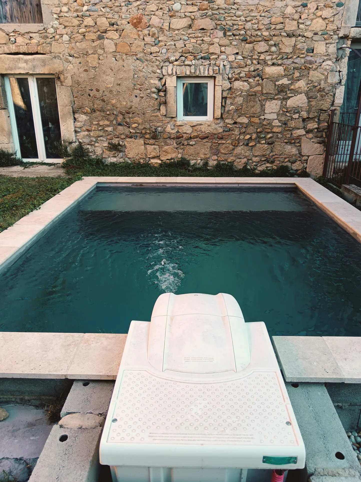 Maison en pierres à vendre à Pierrelatte avec piscine et dépendances 