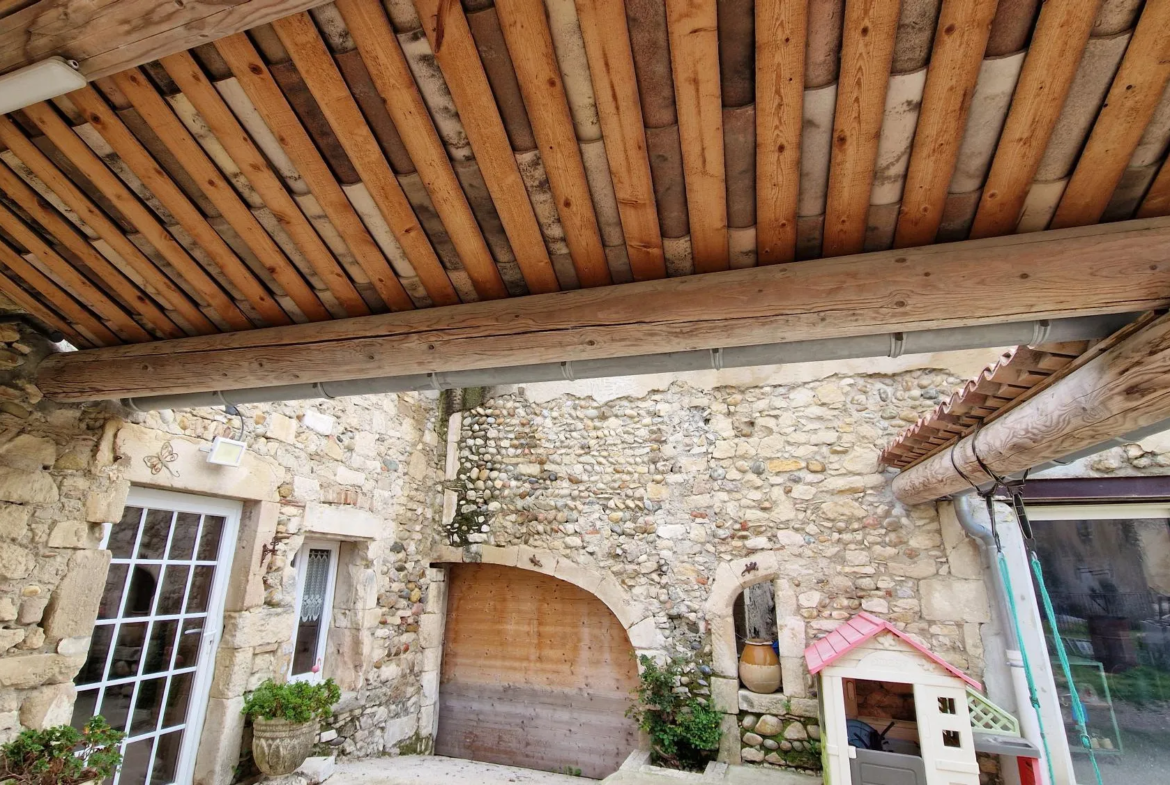 Maison en pierres à vendre à Pierrelatte avec piscine et dépendances 