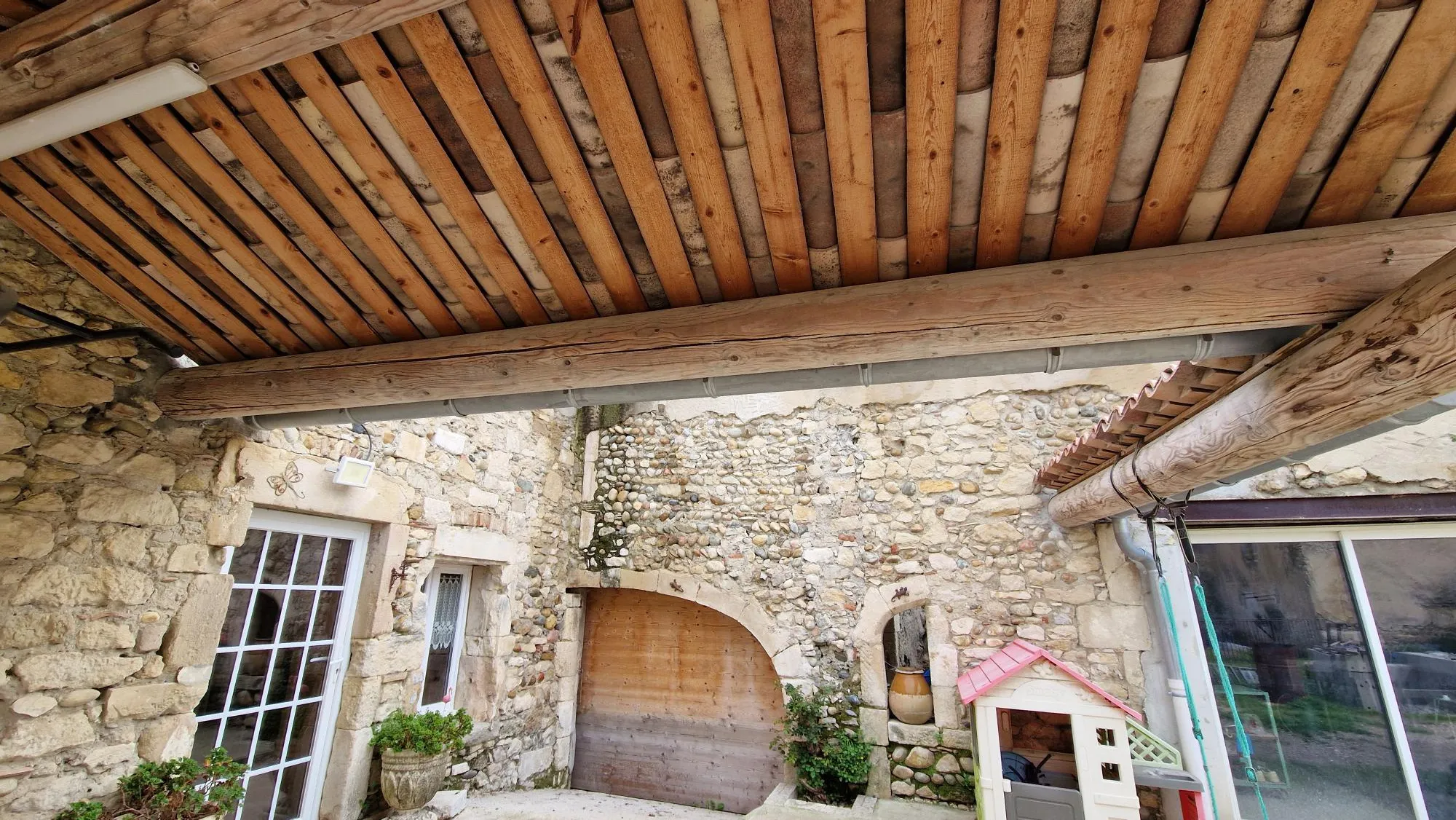 Maison en pierres à vendre à Pierrelatte avec piscine et dépendances 