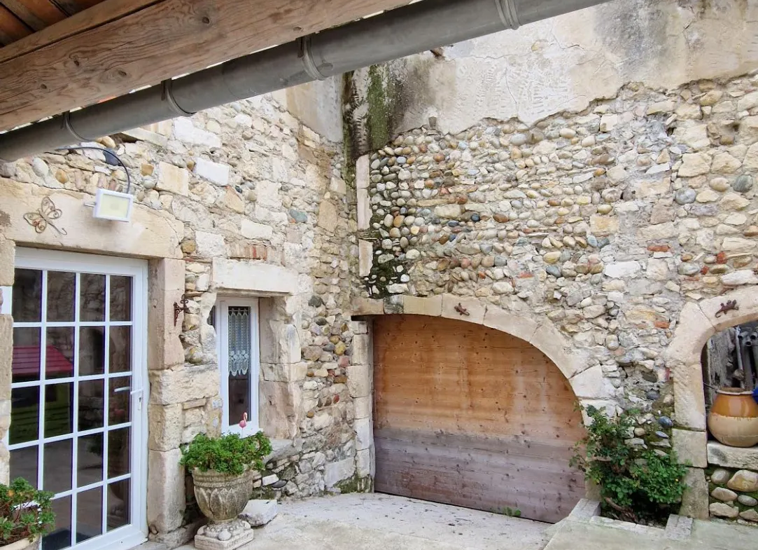 Maison en pierres à vendre à Pierrelatte avec piscine et dépendances 