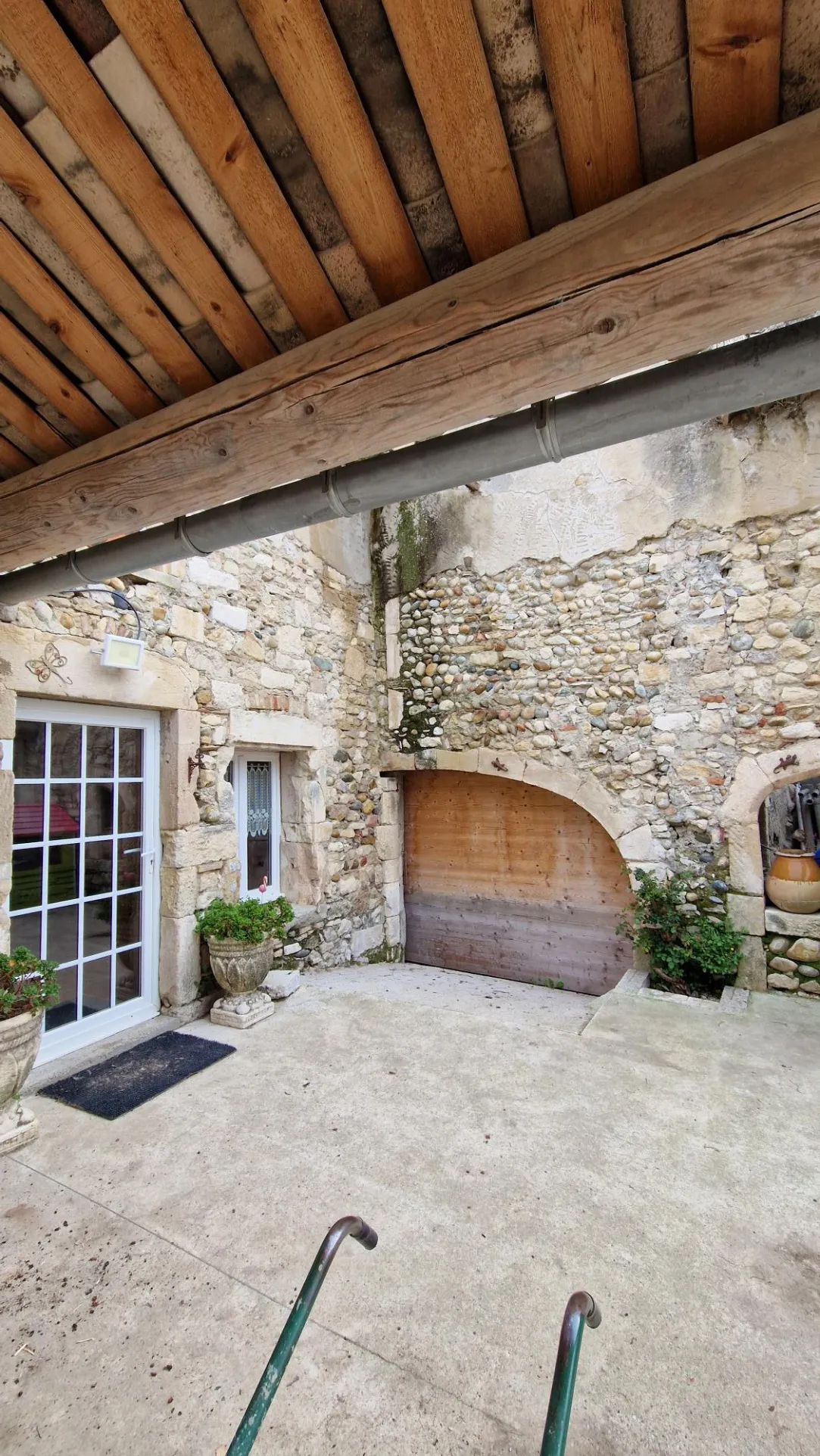 Maison en pierres à vendre à Pierrelatte avec piscine et dépendances 