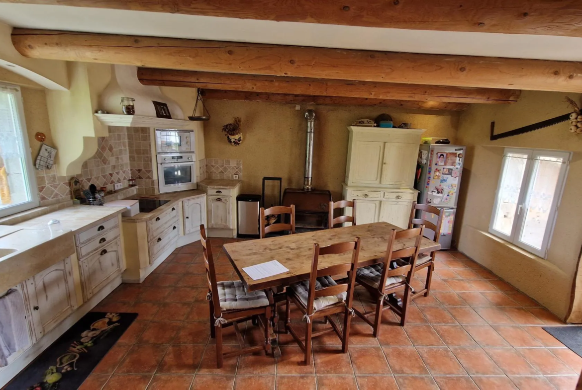 Maison en pierres à vendre à Pierrelatte avec piscine et dépendances 