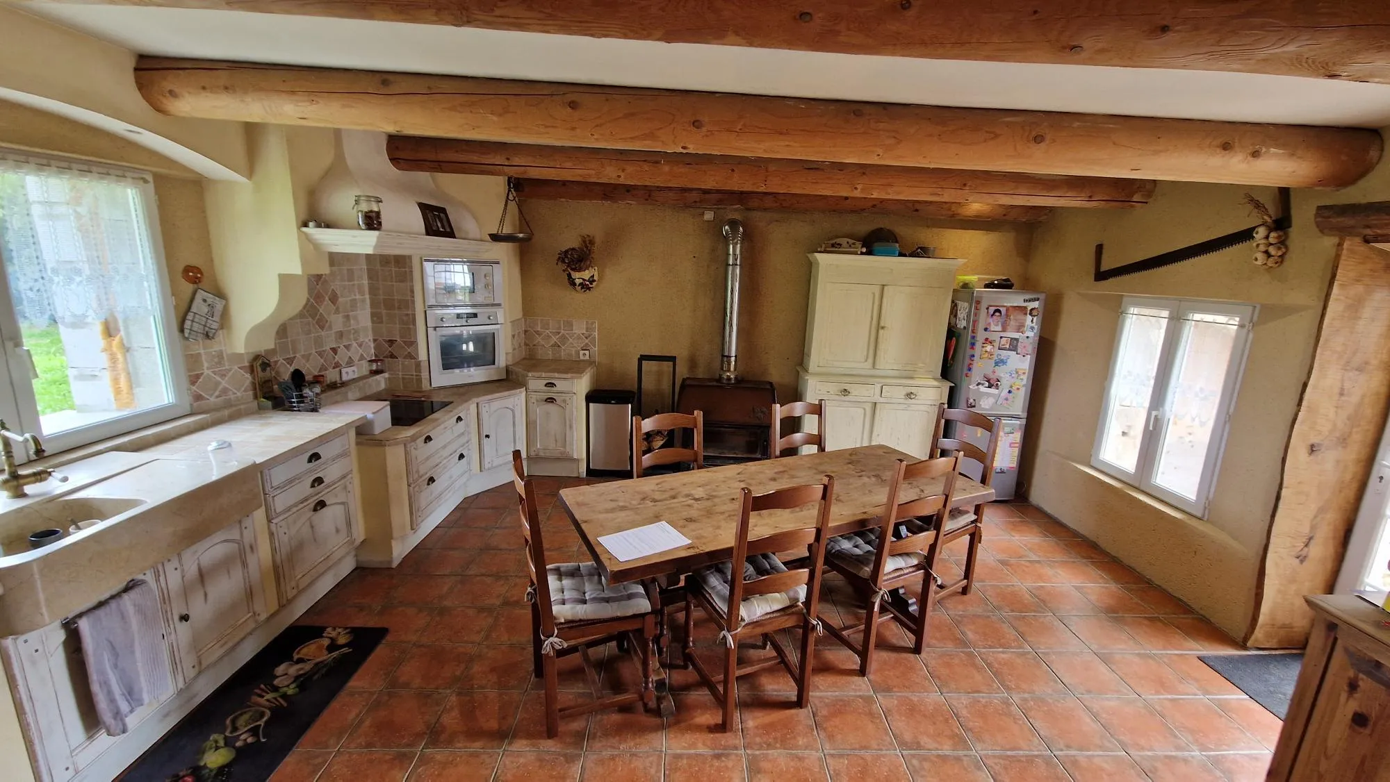 Maison en pierres à vendre à Pierrelatte avec piscine et dépendances 