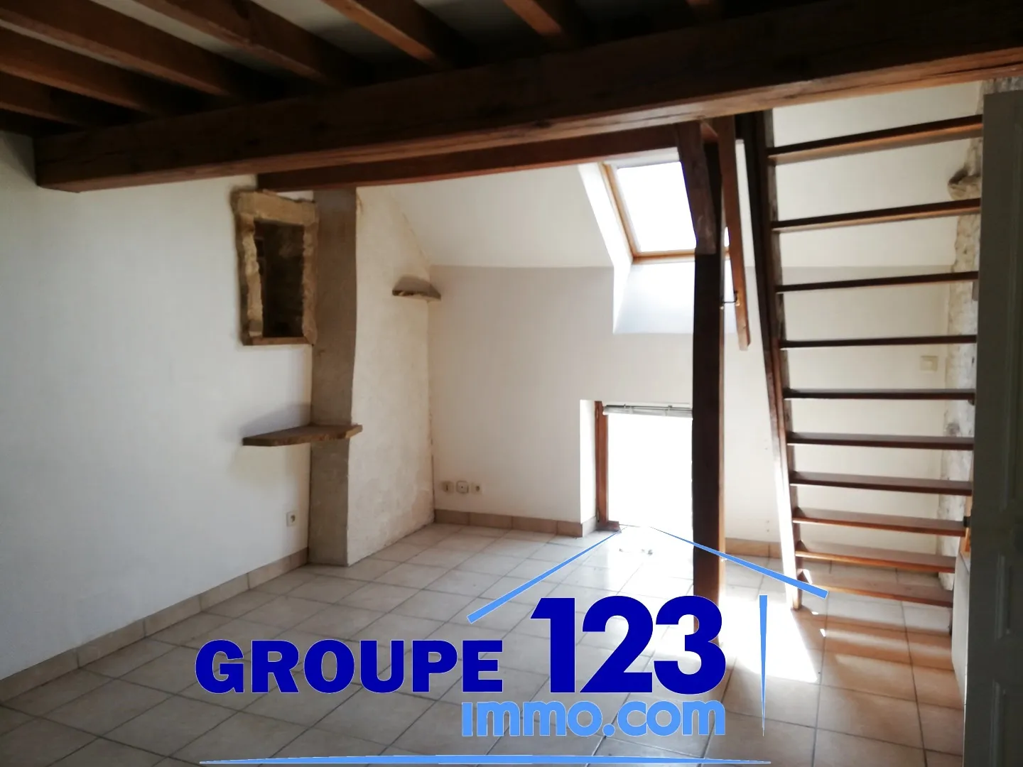 Appartement duplex au cœur d'Aillant avec charme et sécurité 