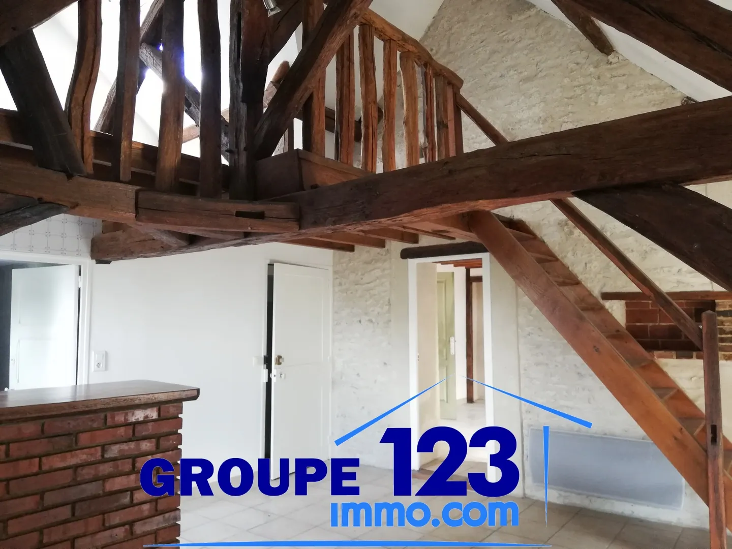 Appartement duplex au cœur d'Aillant avec charme et sécurité 