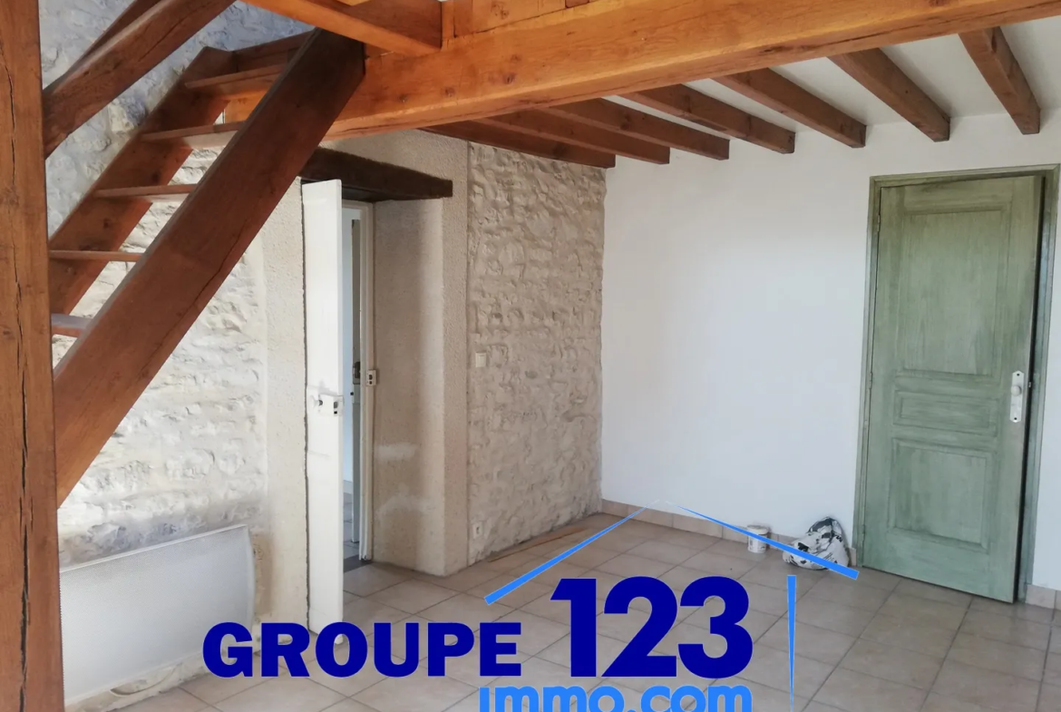 Appartement duplex au cœur d'Aillant avec charme et sécurité 