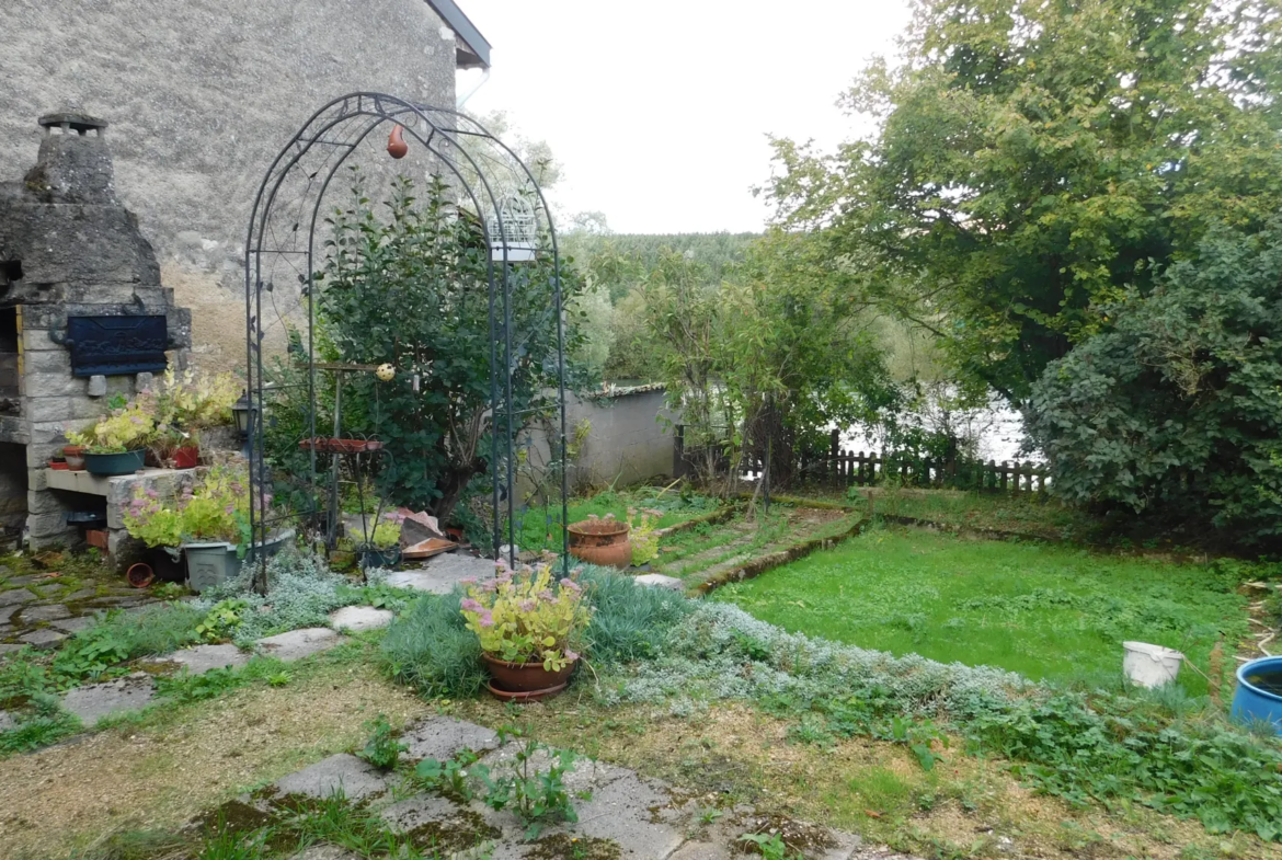 Grande Maison avec Jardin et Garage à Ugny sur Meuse 