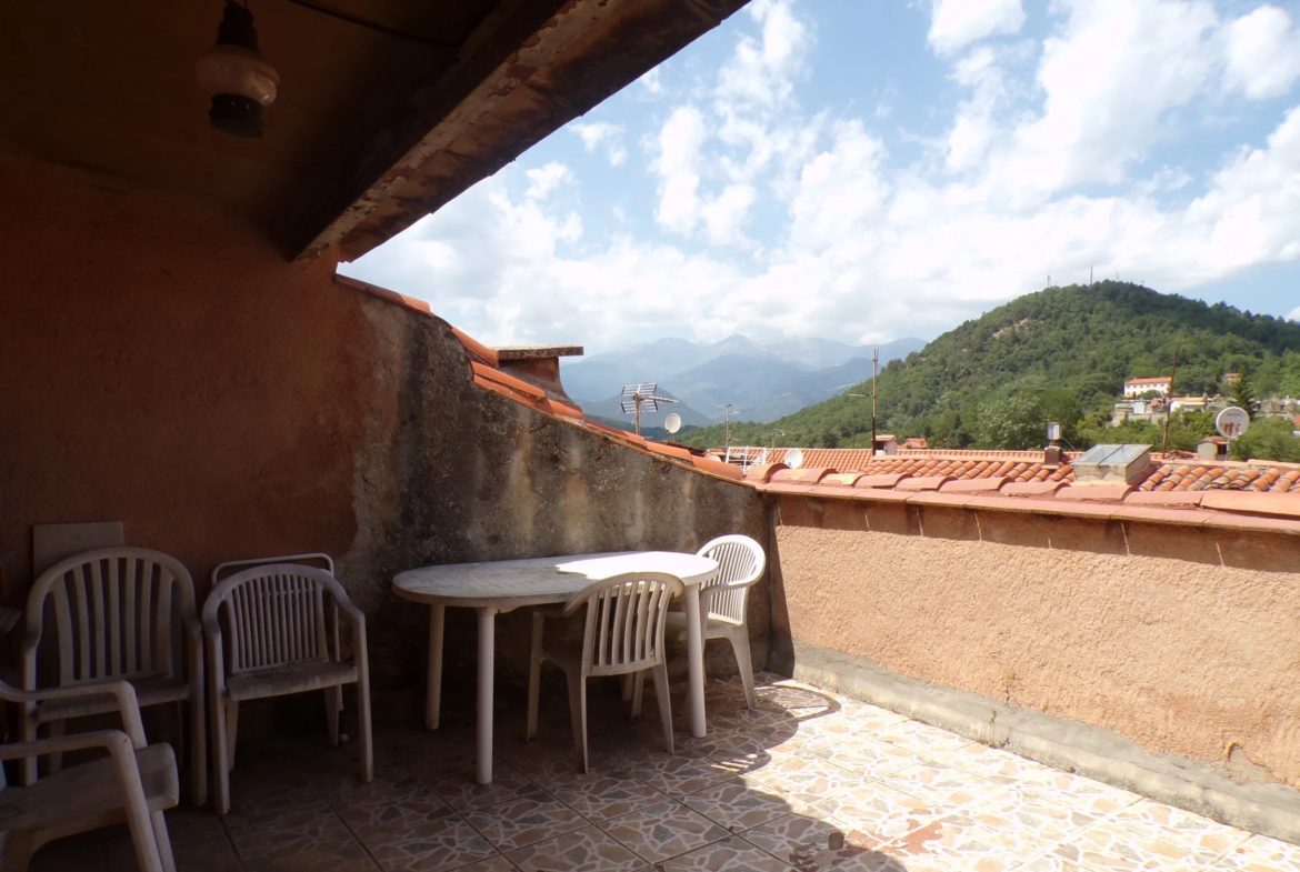 Maison de village à vendre à Saint Laurent de Cerdans avec terrasse et vue sur le Canigou 